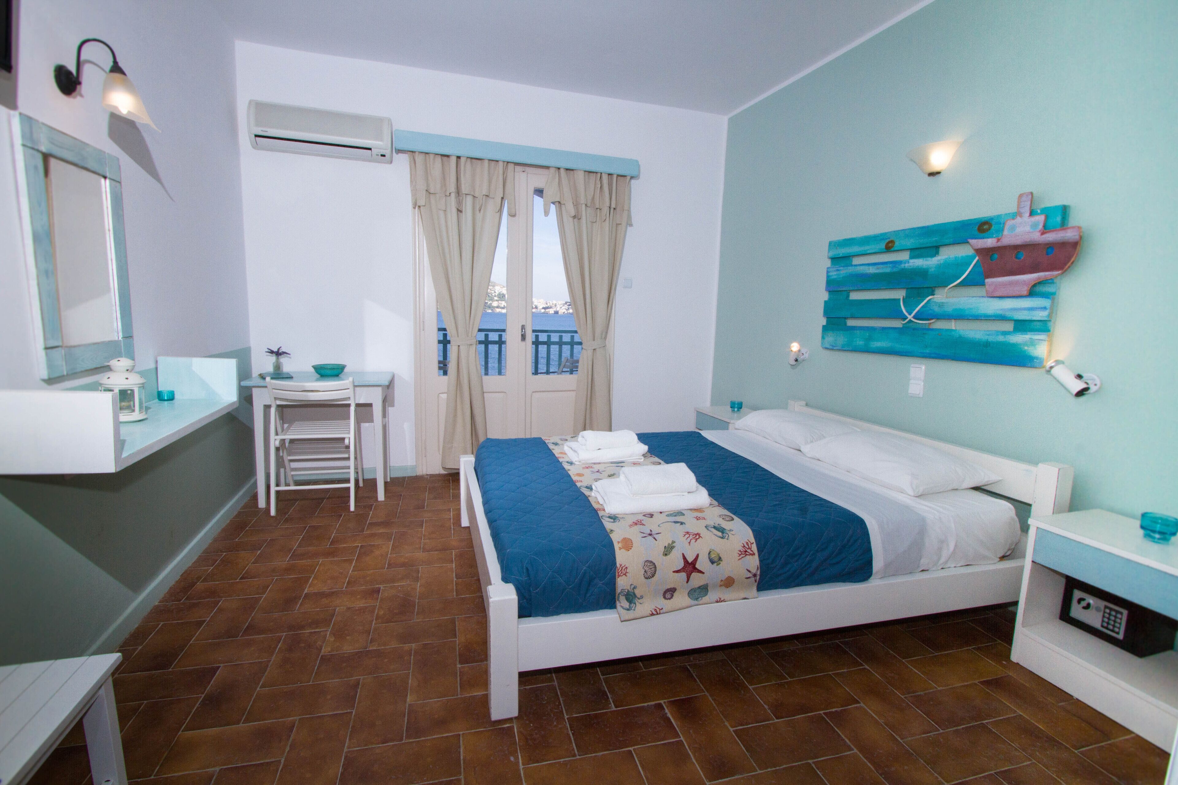 standard room, sea view | in-room safe, bed sheets