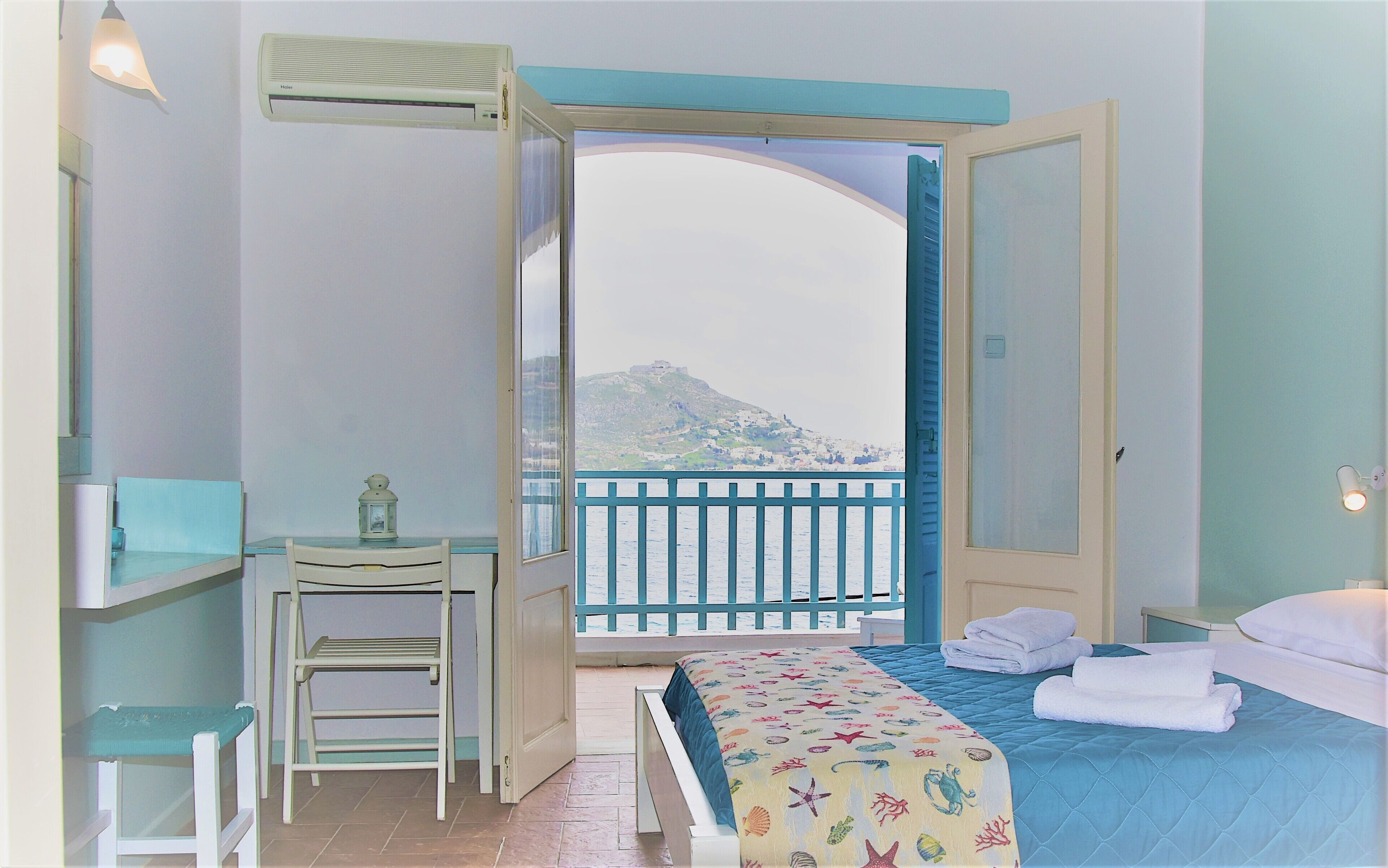 standard room, sea view | in-room safe, bed sheets