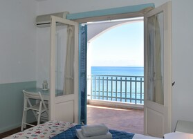 Standard Room, Sea View | In-room safe, bed sheets