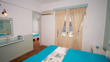 Caja de seguridad en la habitación y ropa de cama