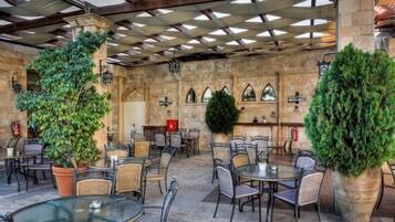 Aperto a colazione, pranzo e cena, cucina internazionale