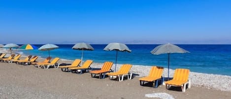 Plage à proximité, chaises longues, parasols, serviettes de plage
