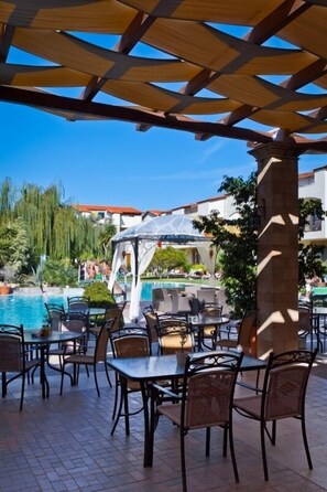 حيث تُقدم وجبات الإفطار، الغداء، العشاء، الأطباق العالمية