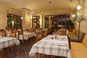 Se sirven desayunos, almuerzos y cenas; cocina internacional