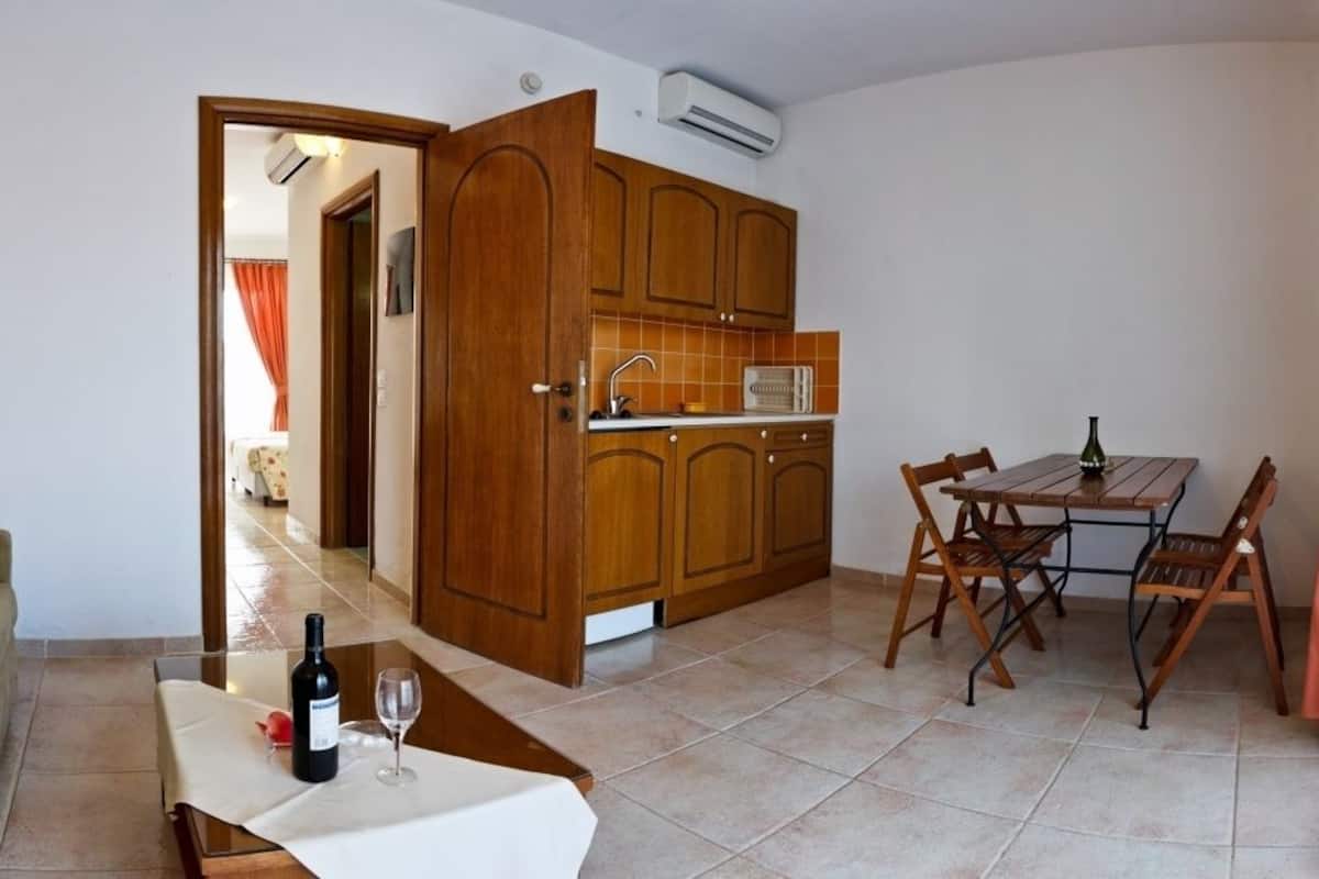 Suite, 1 camera da letto, balcone, vista mare | Soggiorno | TV
