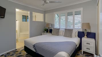 Meja kerja, setrika/meja setrika, dan tempat tidur bayi (biaya tambahan)