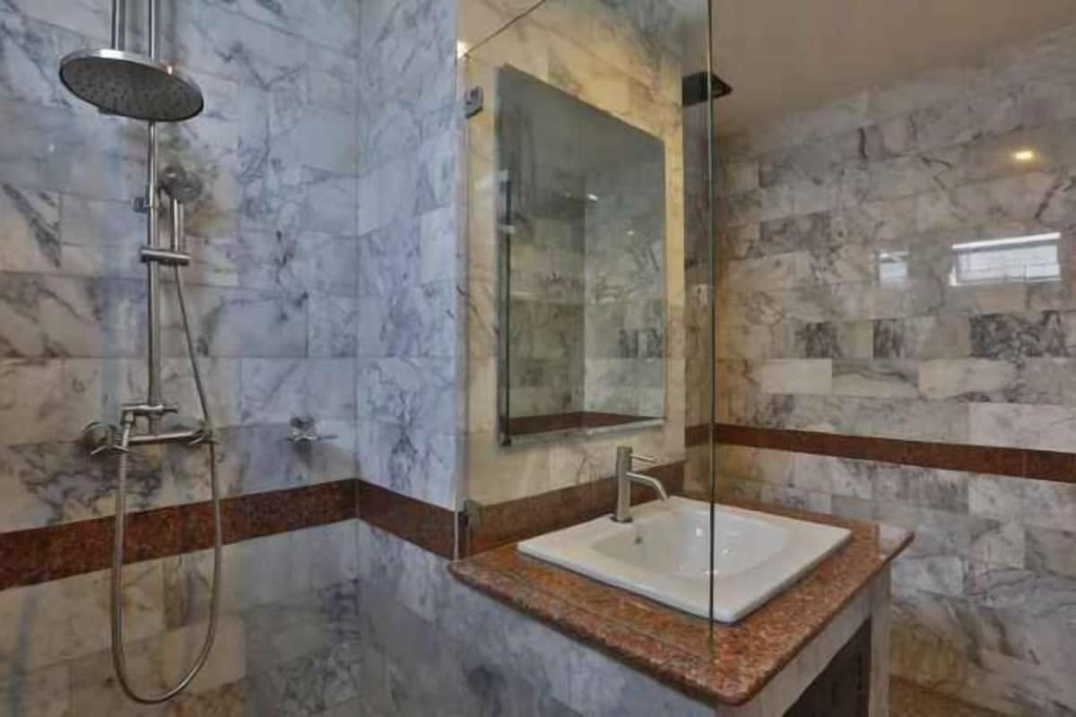 Bathroom | Shower, rainfall showerhead, free toiletries, hair dryer
