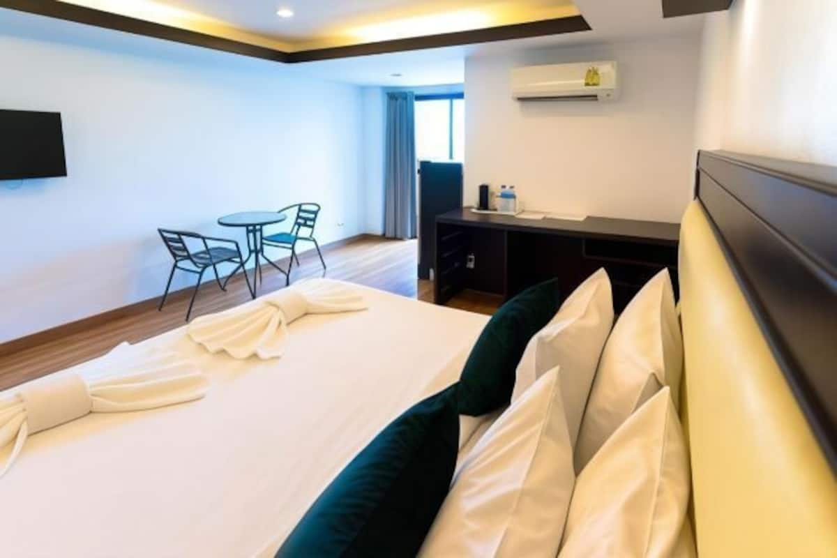 1 bedroom, in-room safe, individually furnished, desk