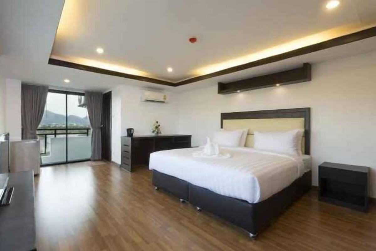 1 bedroom, in-room safe, individually furnished, desk