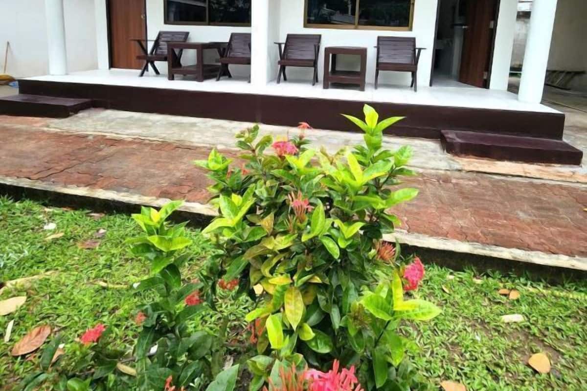Superior Bungalow, 1 Bedroom, Garden View | Living area