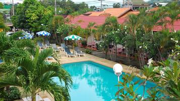 Hồ bơi ngoài trời, dù/ô trên bãi biển/hồ bơi, ghế dài tắm nắng