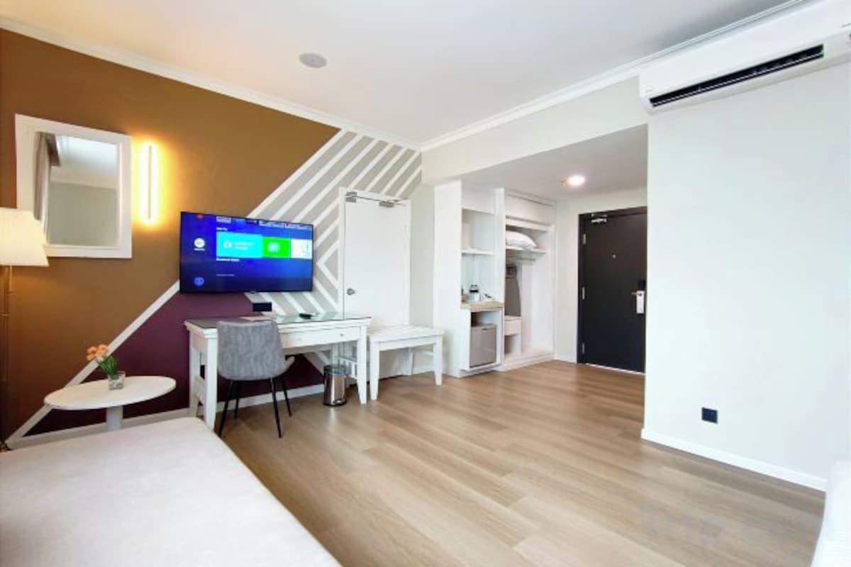 Minibar, free WiFi, bed sheets