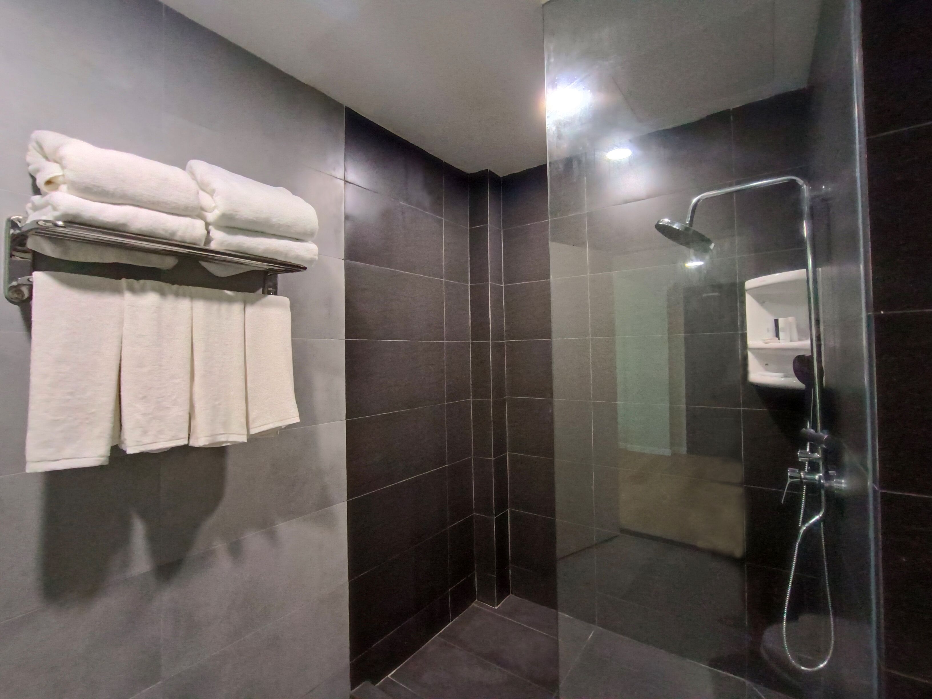 deluxe family | bathroom | shower, hair dryer, slippers, bidet