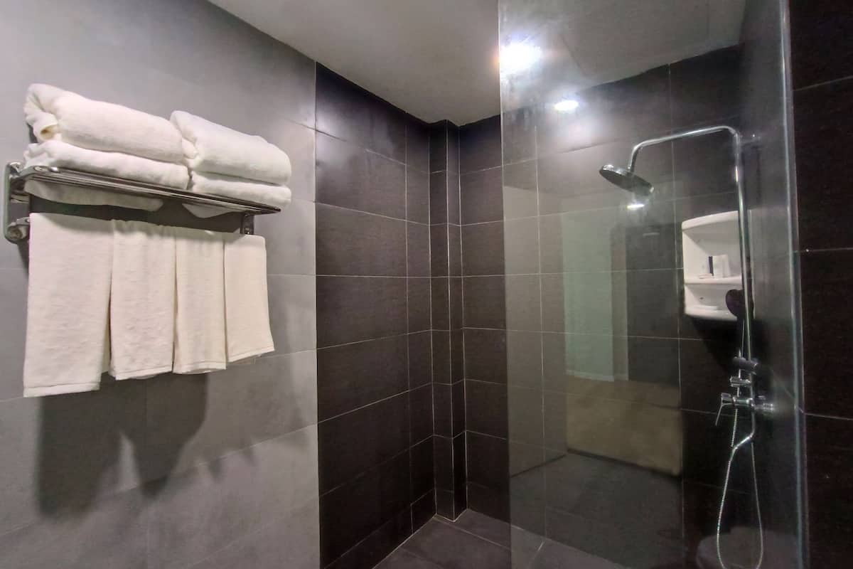 deluxe family | bathroom | shower, hair dryer, slippers, bidet
