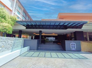 Vista frontal de la propiedad