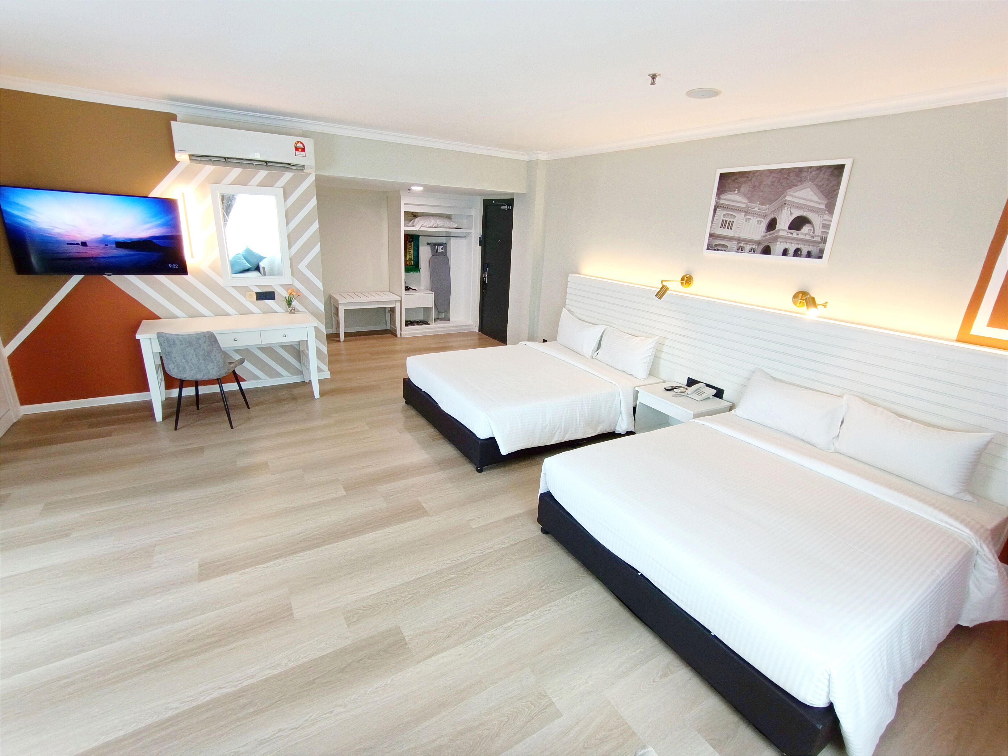 deluxe family | minibar, desk, free wifi, bed sheets