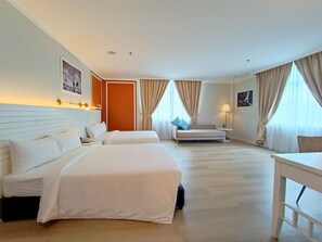 Habitación familiar | Minibar, escritorio, wifi gratis y ropa de cama 