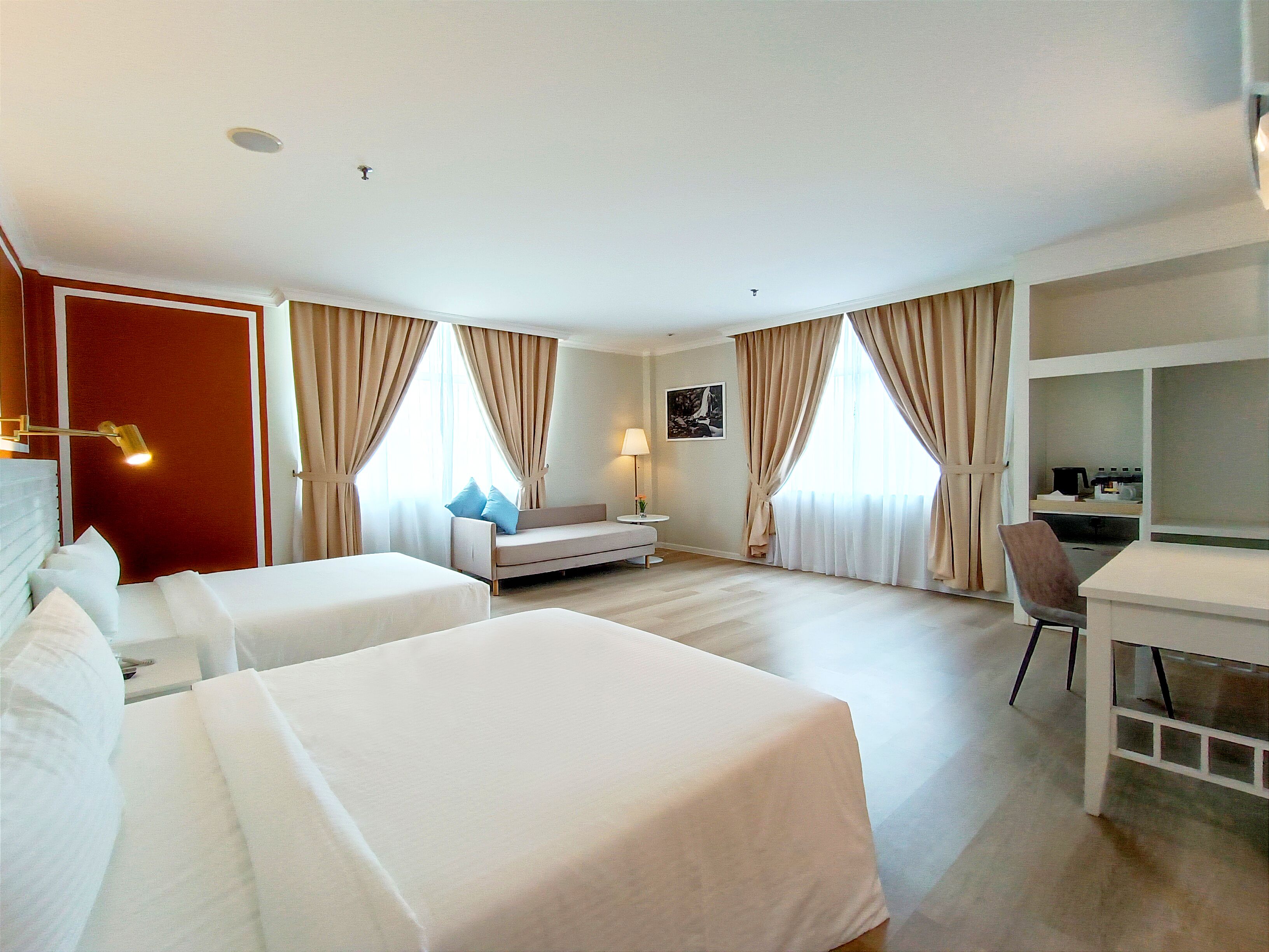 deluxe family | minibar, desk, free wifi, bed sheets