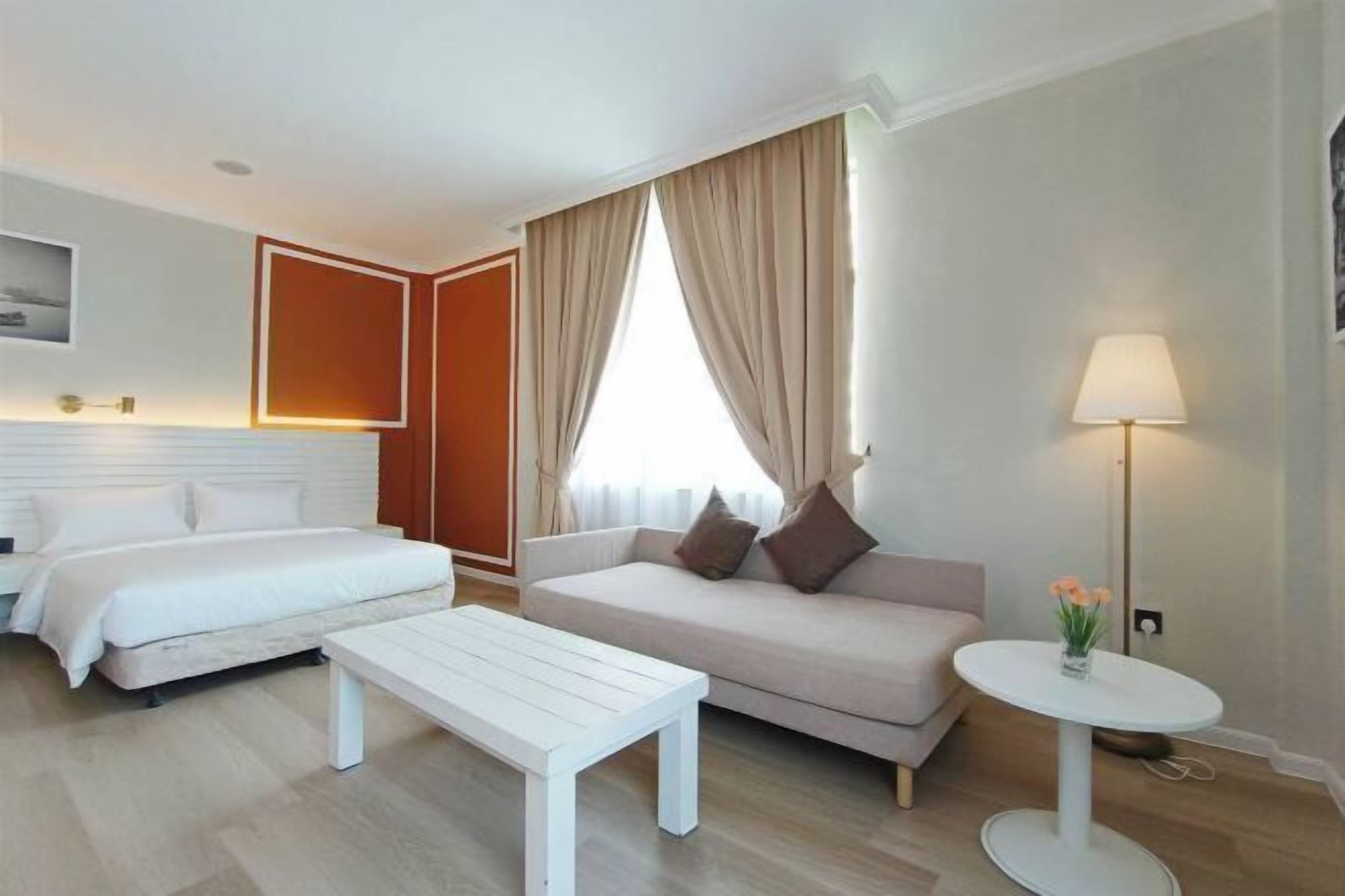 Minibaari, työpöytä, ilmainen Wi-Fi, vuodevaatteet