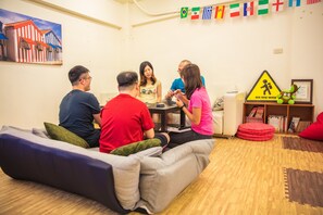 Lobby sitting area - On My Way Taipei Youth Hostel (Taipei)