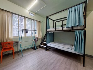 In-room safe, blackout drapes, iron/ironing board, free WiFi - On My Way Taipei Youth Hostel (Taipei)