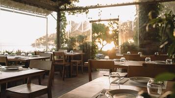 Ofereix vistes al mar i s'hi serveixen esmorzars, dinars i sopars