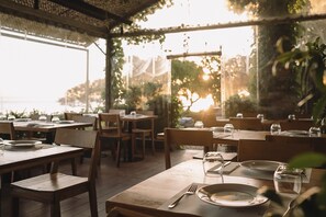 Petit déjeuner, déjeuner et dîner servis sur place, vue sur la mer