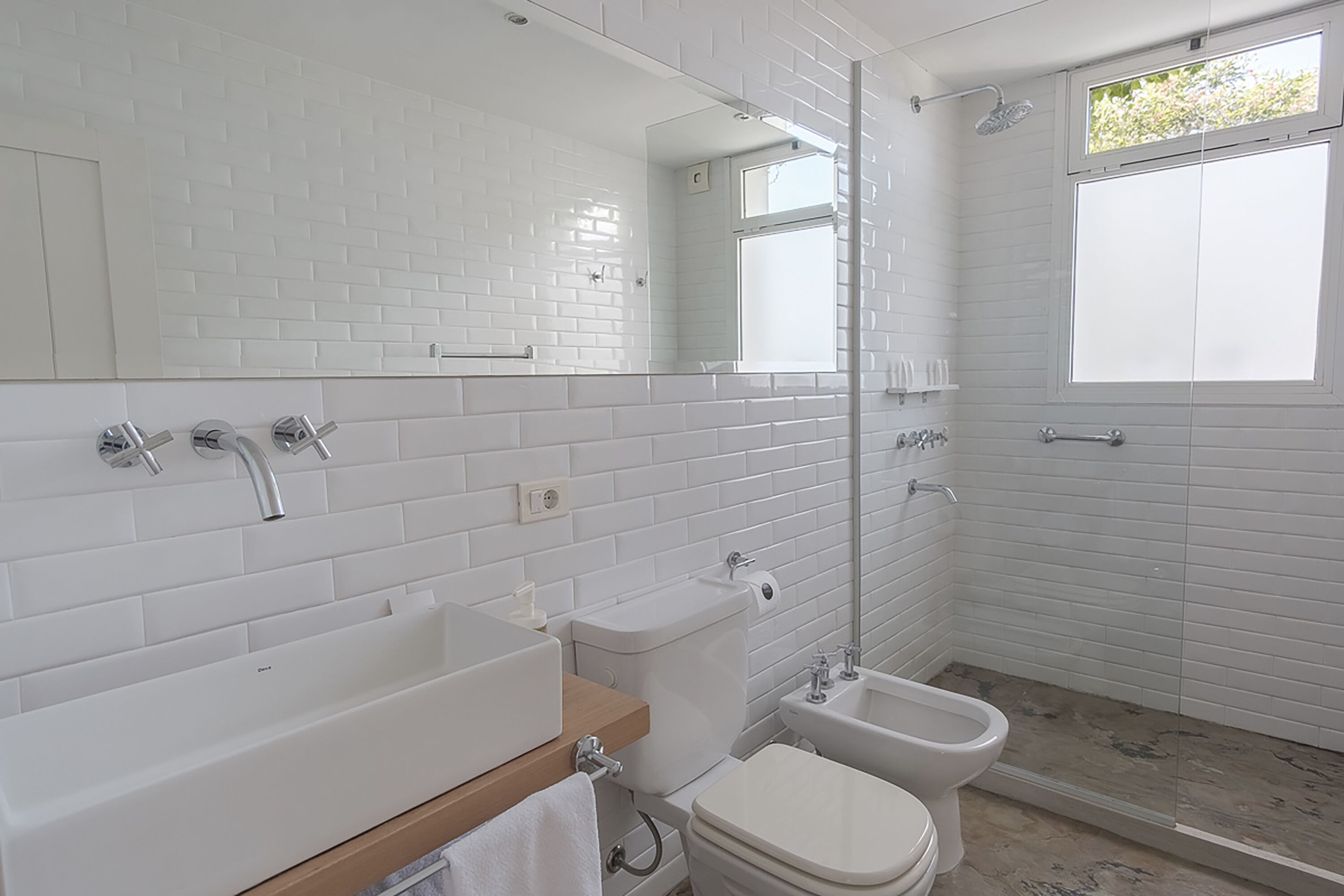 shower, rainfall showerhead, free toiletries, hair dryer