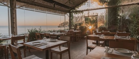 FrĂŒhstĂŒck, Mittagessen, Abendessen, mediterrane KĂŒche, Blick aufs Meer