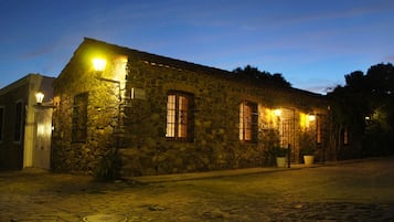 Vista frontal de la propiedad por la tarde o noche
