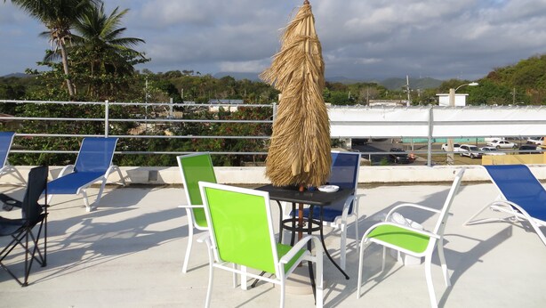 Terrace/patio - Moonlight Bay Hostel (Fajardo)