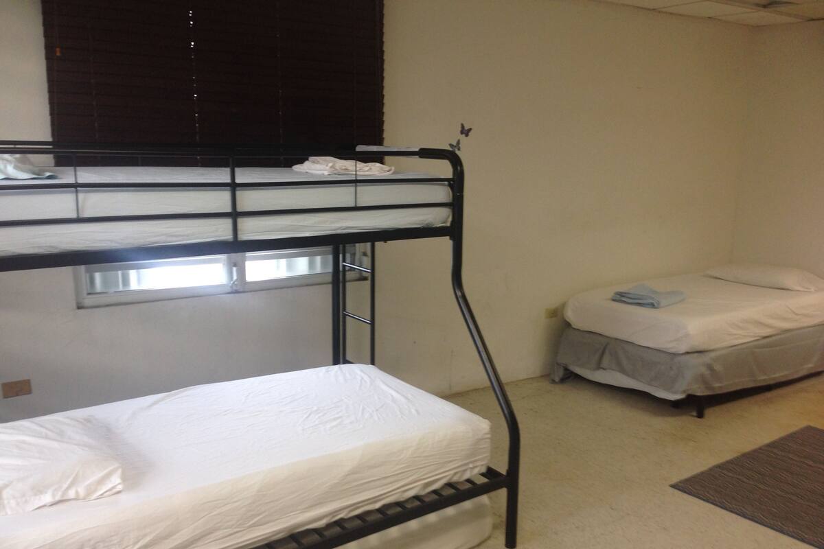 Dormitório compartilhado, em dormitório misto (6 twin beds) | Camas com colchões de espuma com sistema de memória, Wi-Fi de cortesia