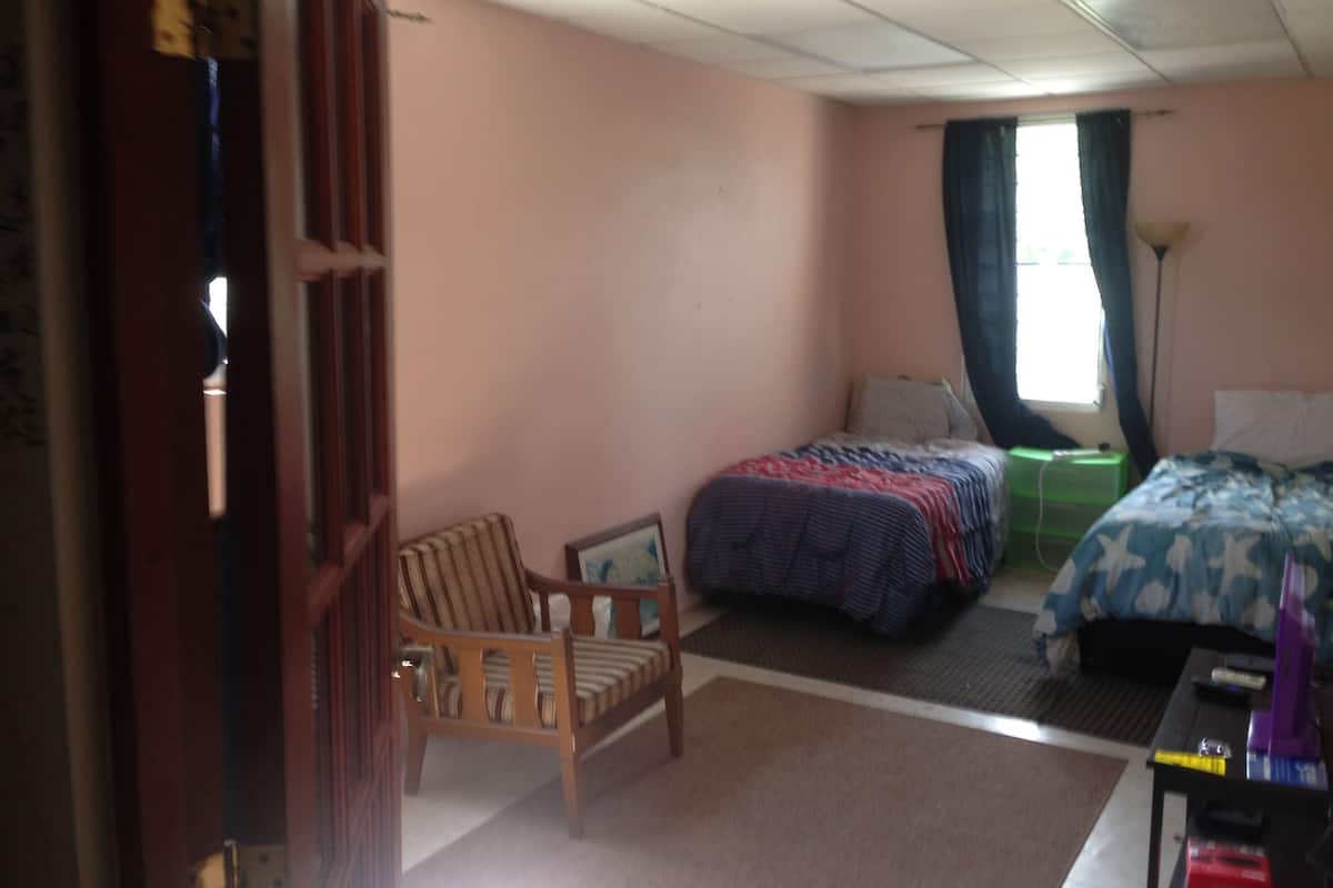 Quarto casal básico de uso individual, 2 camas de solteiro | Camas com colchões de espuma com sistema de memória, Wi-Fi de cortesia