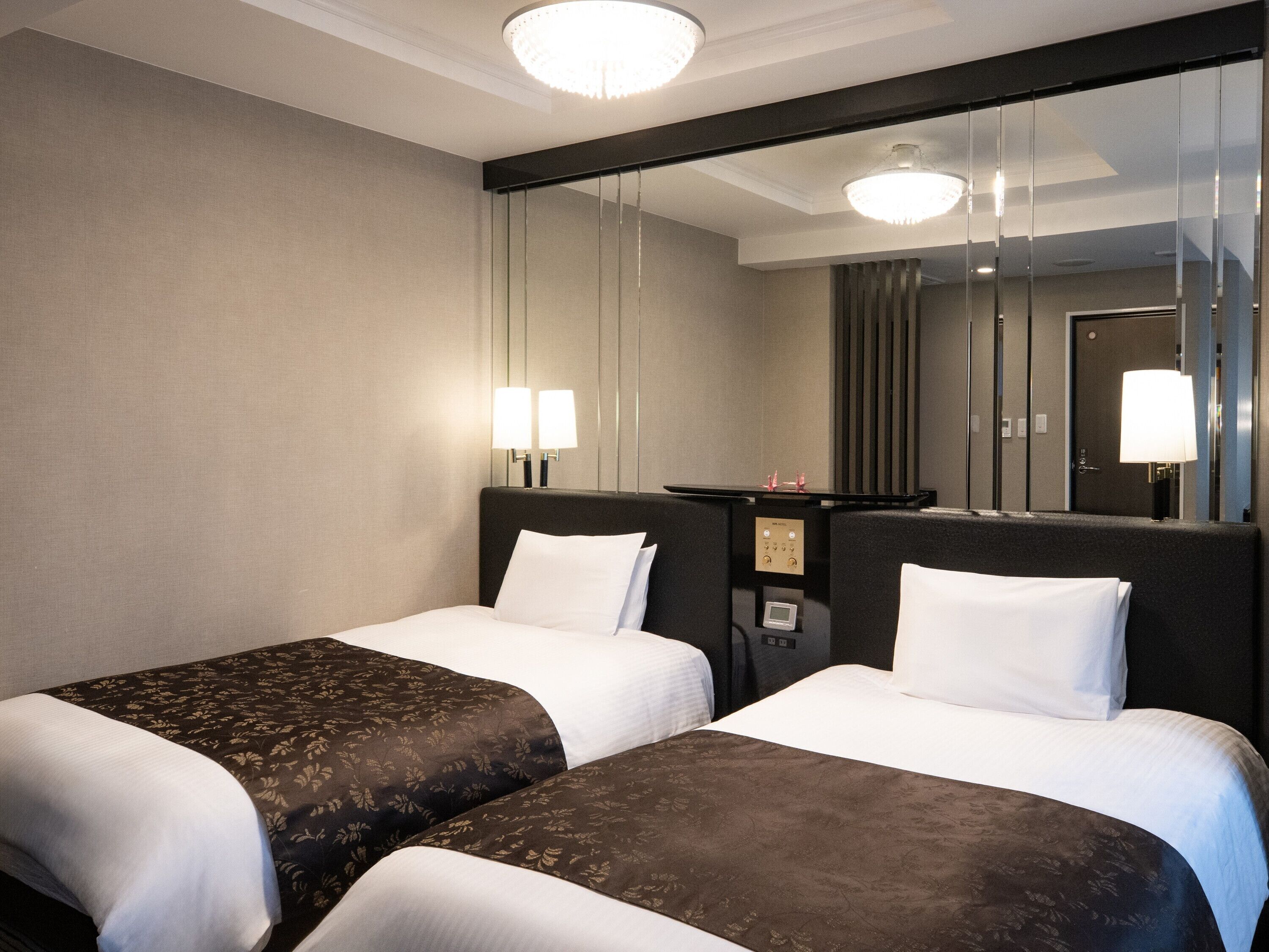 Camera Deluxe con 2 letti singoli, non fumatori | Copriletto in piuma, una scrivania, tende oscuranti, Wi-Fi gratuito