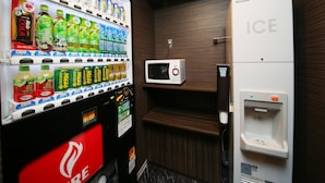 A vending machine with various drinks and a microwave above it. - APA Hotel Higashi Nihombashi Ekimae (Tokyo)