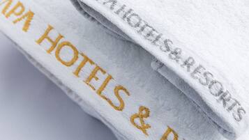 Bañera con ducha, artículos de tocador gratuitos, secador de pelo