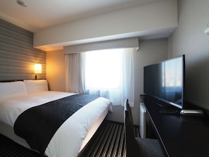 Premium bedding, down comforters, desk, blackout drapes - APA Hotel Shinjuku Gyoemmae (Tokyo)