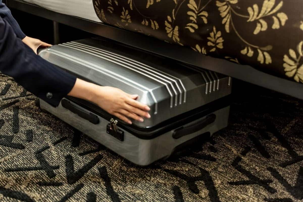 Premium bedding, down duvets, desk, blackout curtains