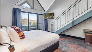 Superior Quadruple Room, Balcony, Lake View | Meja, ruang kerja komputer riba, Wi-fi percuma, cadar katil 