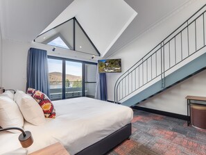 Habitación cuádruple superior, balcón, vistas al lago | Escritorio, espacio para trabajar con un portátil, wifi gratis