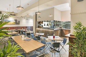 2 restaurantes; se sirve almuerzo y cena; cocina regional