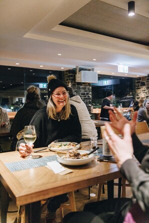 2 restaurantes; se sirven almuerzos, cenas y cocina regional