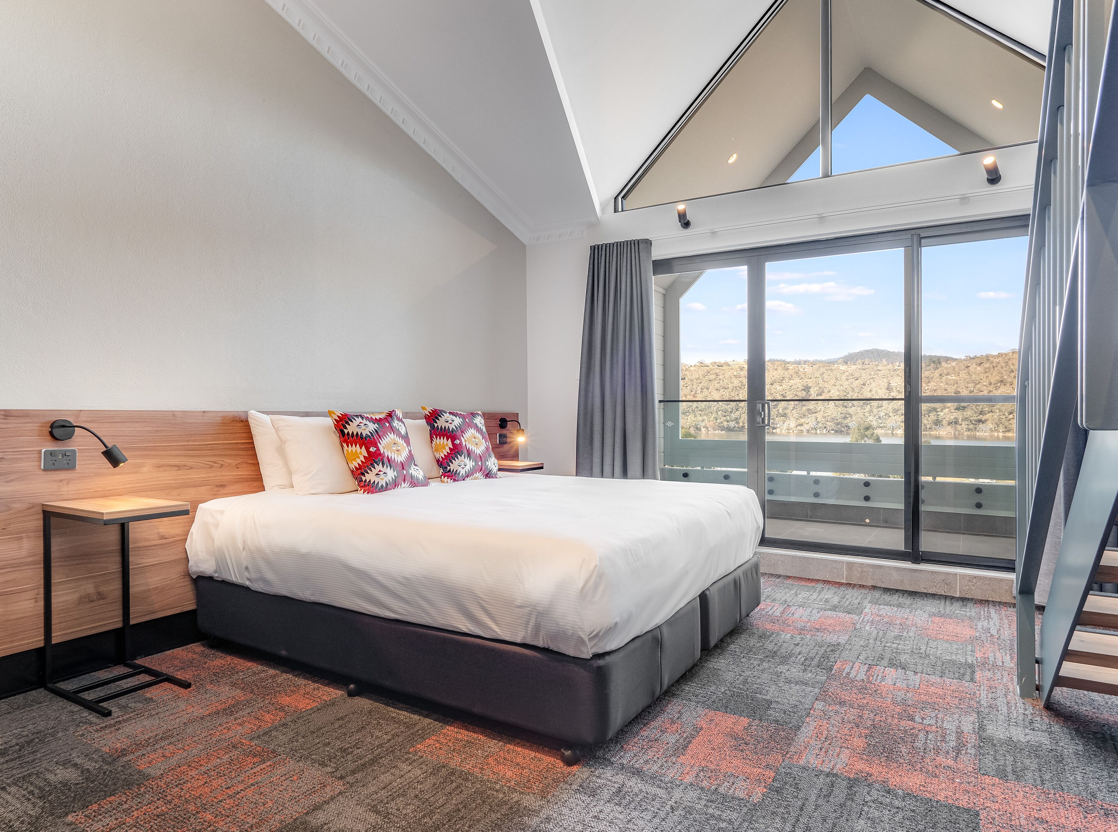 Superior Quadruple Room, Balcony, Lake View | Meja, ruang kerja komputer riba, Wi-fi percuma, cadar katil 