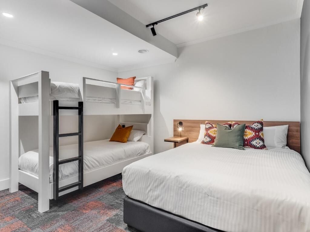 書桌、筆電工作空間、免費無線上網、床單