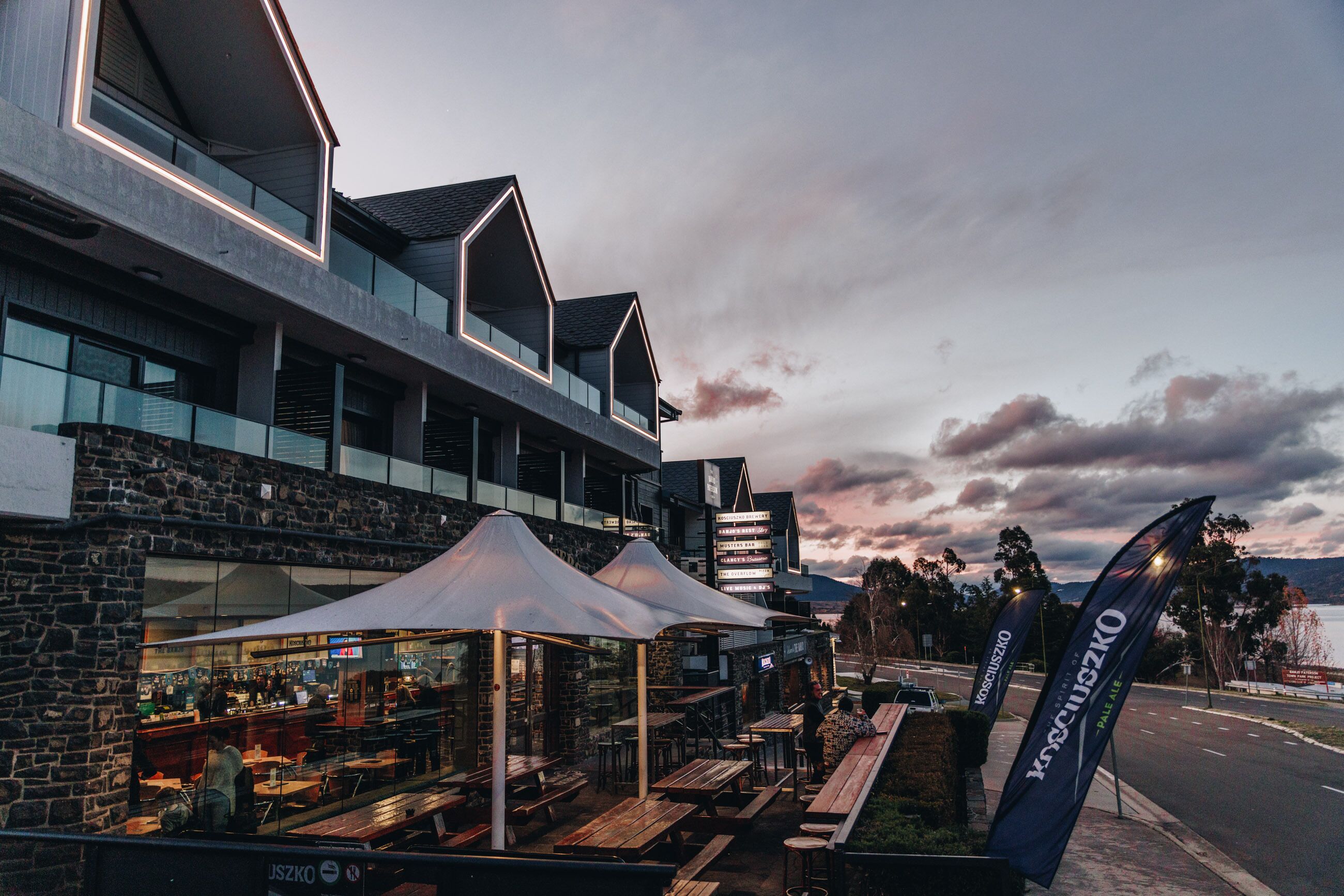 واجهة المنشأة - في المساء/الليل