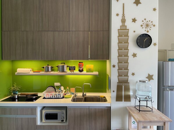 Shared kitchen facilities - Easymind Guesthouse, Hostel in Taipei Main Station (Taipei)