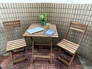 Zweibettzimmer, Balkon (Share Bathroom, 2 Persons Price) | Verdunkelungsvorhänge, schallisolierte Zimmer, kostenloses WLAN