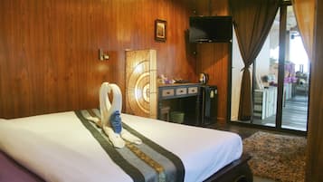 Deluxe Room | 1 bedroom, in-room safe, desk, blackout curtains