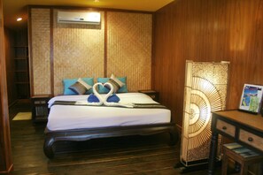 Deluxe Room | Banheiro | Chuveiro, secador de cabelo (mediante solicitaç ão), toalhas de banho 