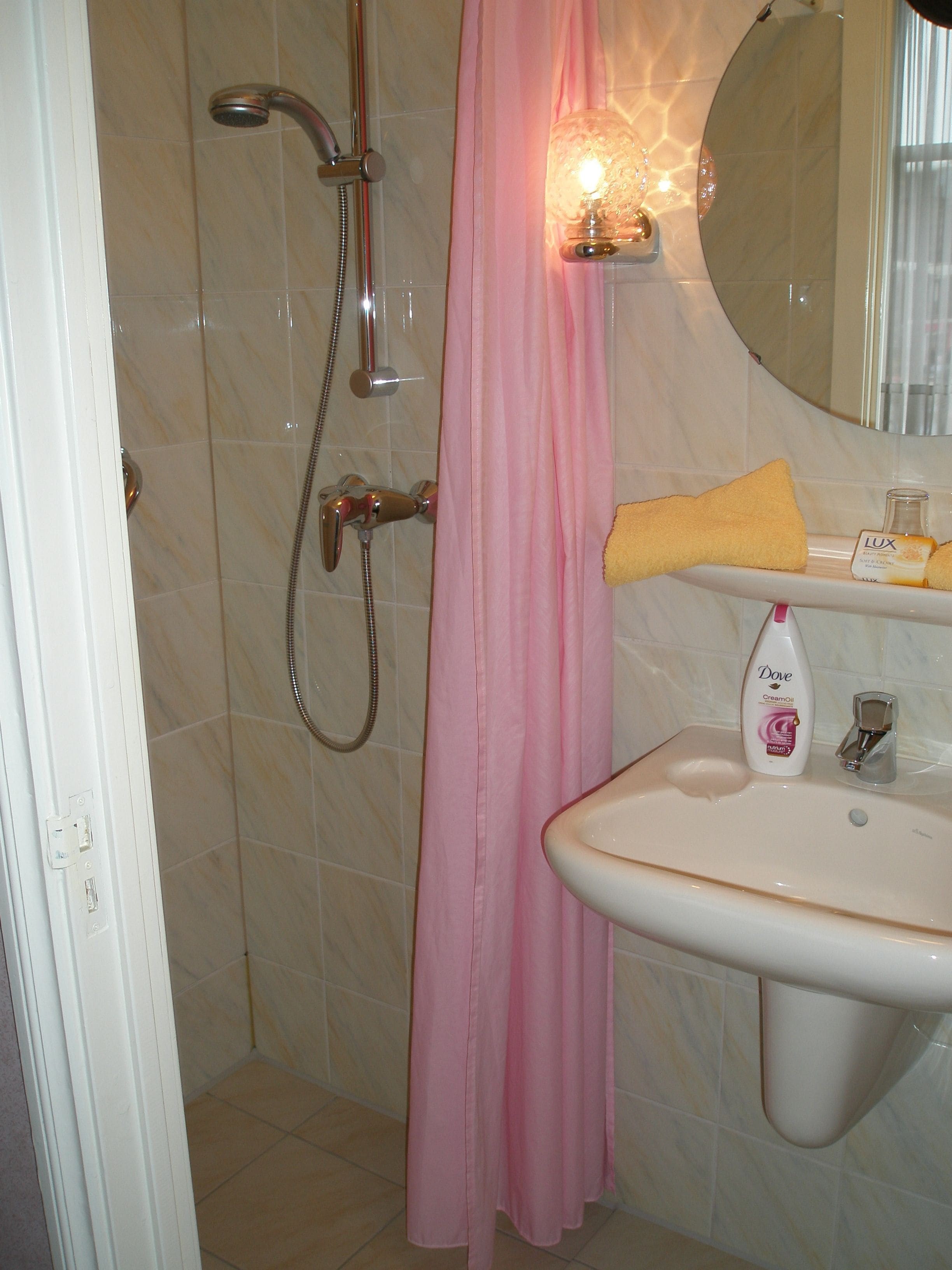 single room | bathroom | combined shower/bathtub, free toiletries, hair dryer, towels